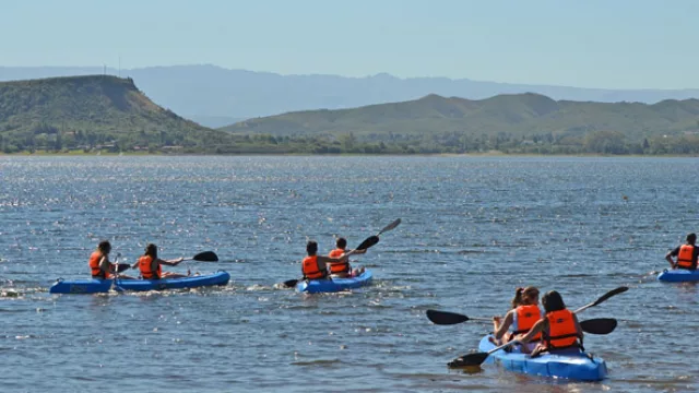 Hay actividades que se realizan en las islas que están en el medio del lago.