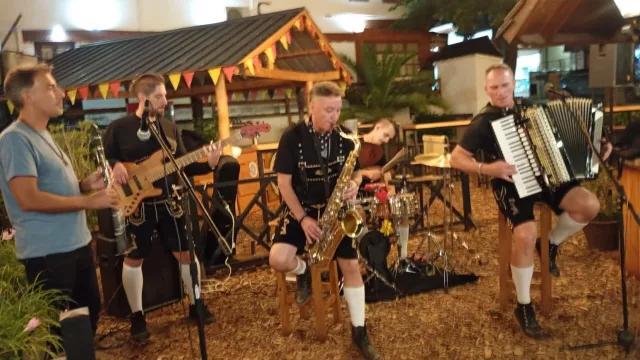 El acordeonista Miguel Neuwirt y su banda rumbo (con su música) a Vietnam por siete meses