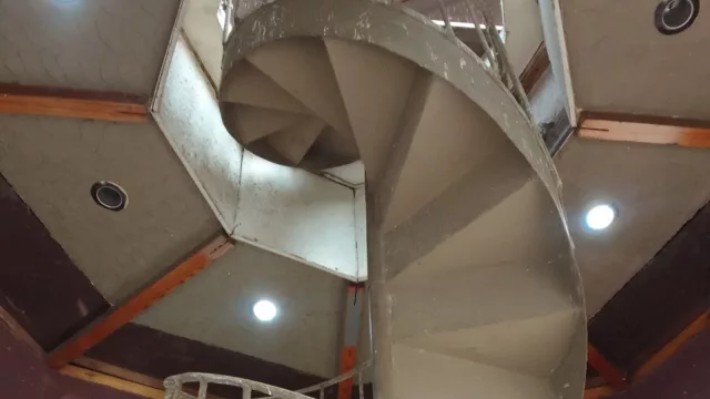 Escalera caracol que lleva a la cúpula de la Torre del Río.