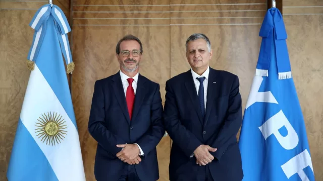 Santander entra al corazón financiero de App YPF mediante una alianza estratégica (para administrar 3 millones de usuarios activos)