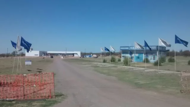 El ingreso  a la villa, ubicada a unos 300 metros de las cabinas de peaje de Casisa.