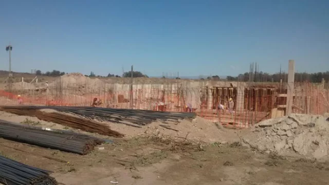 Un grupo de obreros trabaja en la fundación del primer condominio en altura que estará frente a la Crystal Lagoon.