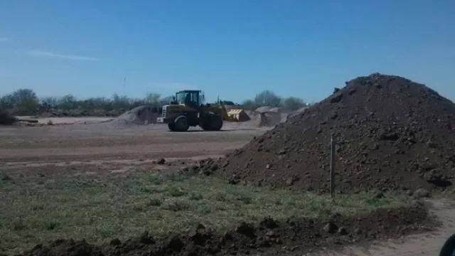 Los camiones trabajan en el enarenado de las calles internas del complejo.