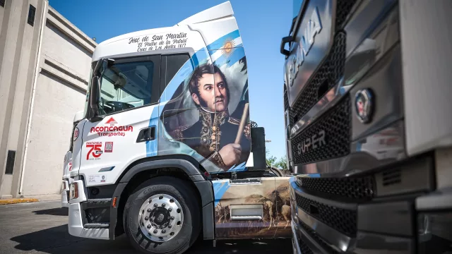 Sí, los próceres también viajan en camión: Aconcagua Transportes cumple 75 años y pone a los héroes argentinos a rodar
