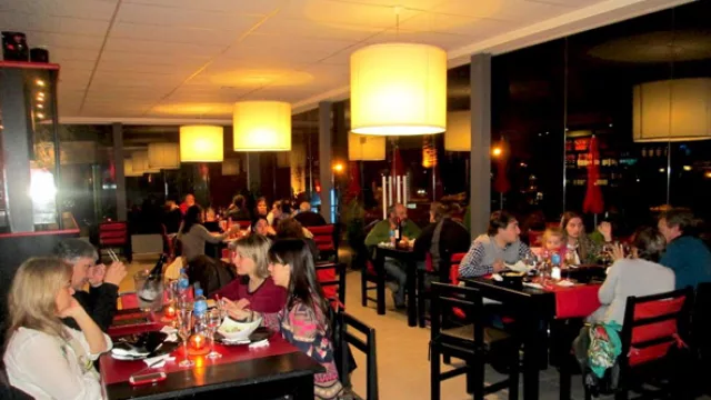 Los colonizadores del planeta sushi en Villa Allende (Okami va por las franquicias)