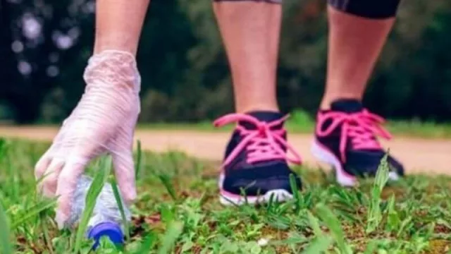 Si sos runner y además vas recogiendo basura, estás haciendo “plogging” (un nuevo deporte que es furor en Europa)
