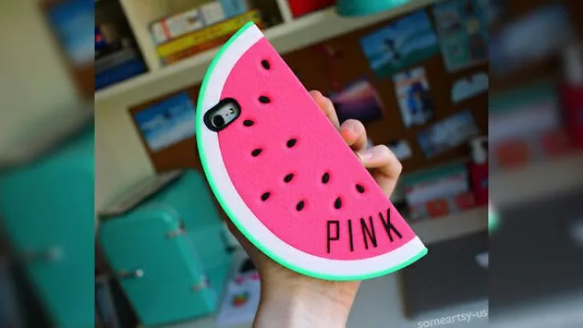 Victoria Secret también lanzó una edición especial de cases con su línea Pink.