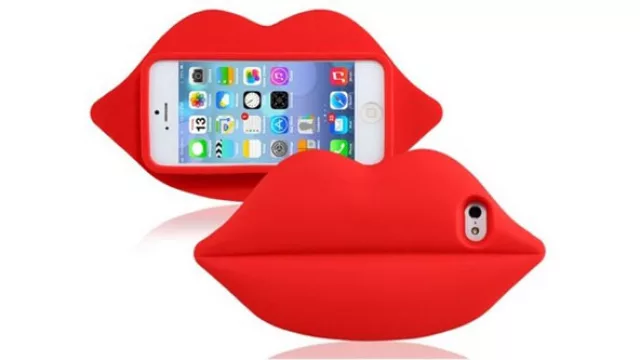 La forma del celular se pierde gracias a la funda.