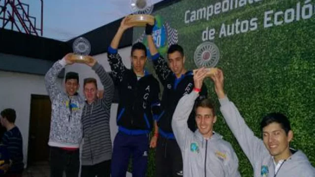 Una escuela cordobesa en el podio del “Desafío Eco” (carrera de autos ecológicos)