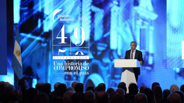 Por qué Caputo cree que el riesgo país está en 250 puntos (aunque JPMorgan lo siga mostrando casi en 600)