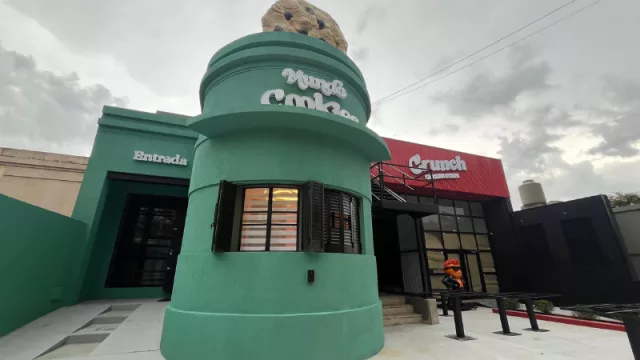 Mundo Cookies y Crunch Chicken Strips: la dupla que desembarca frente al Colegio La Salle con cookies premium y pollo frito