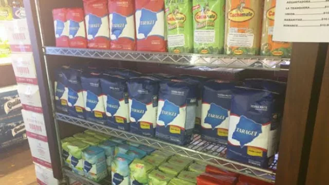 Góndolas con yerba mate.