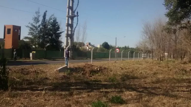 El viernes por la tarde continuaban alambrando.