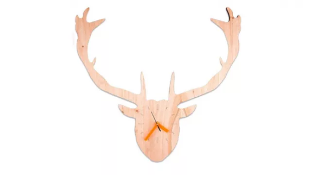 Un reloj para seguir la tendencia y contar con el material de moda en tu casa. Disponible en Tienda Diez y Ocho.