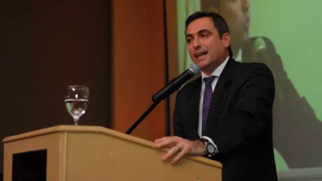 Mestre seduce a empresarios: lanza promoción industrial y programa de formación laboral