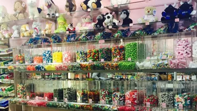 En España, los 'kioscos' venden dulces y peluches, entre otras cosas.