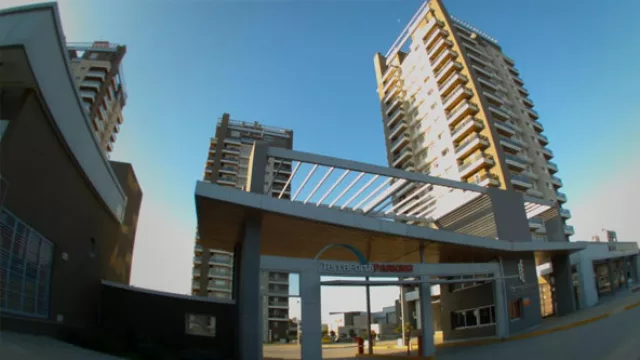 El acceso principal a Terra Forte frente al Instituto Modelo de Cardiología.