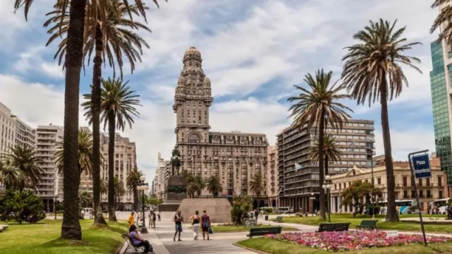Una escapada a Montevideo por US$ 99 (para unos pocos): la apuesta de KMB que incluye traslado, cena a bordo, hotel y hasta city tour