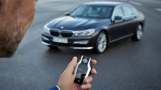 Un BMW que estaciona solo y desde afuera