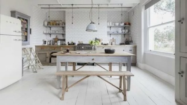 Iluminación  con cañerías a la vista que nos recuerdan antiguos talleres se fusionan con maderas decapadas y hasta revestimientos que nos remiten al metro neoyorkino.