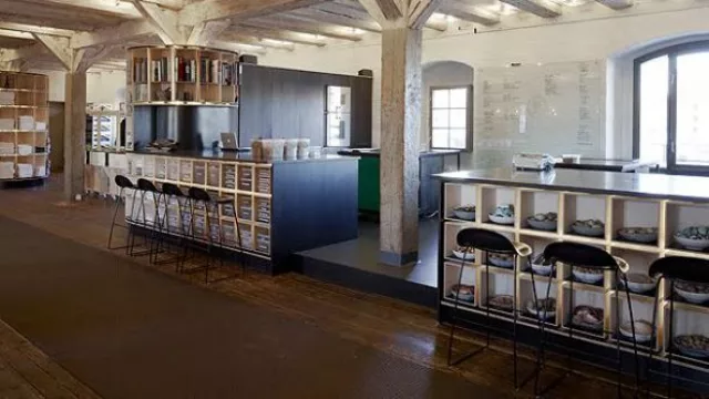 En los locales materiales nobles en tonos neutros dan aspecto de simplicidad, austeridad, brindando a los usuarios sensación de calidez y hasta recuerdos de la infancia.