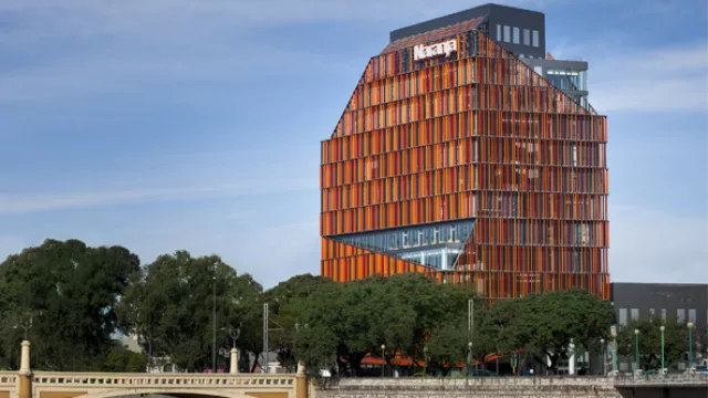 Casa Naranja se suma al resto de edificios que la empresa tiene en la manzana, dando vida a un complejo que reúne a 1.400 colaboradores.