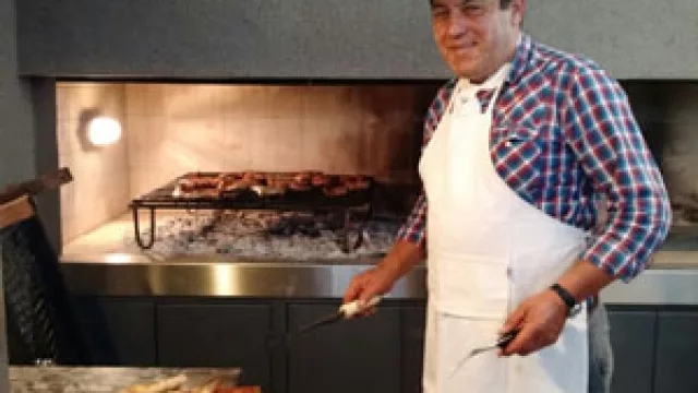 El patio central tiene un quincho con asador. Ayer, Oscar Argañaraz preparó unas mollejitas y un matambrito para chuparse los dedos. 