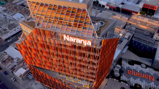 Se integra internamente con “La Fábrica” por calle Sucre y las oficinas de la “ex Feigin” sobre las calles Humberto Primo y Jujuy.