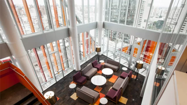 El comedor, se erige en un volumen anexo de 3 niveles y tiene capacidad para 460 personas.