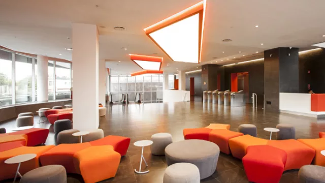 Tienen numerosos servicios de uso común que brindan comodidad y confort.