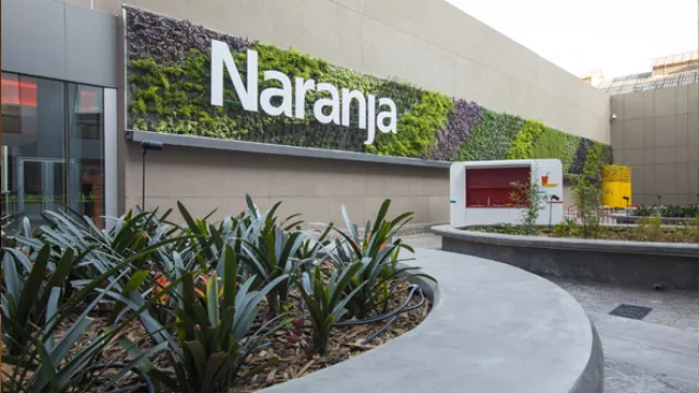 El patio central cuenta con bancos y equipamiento para comer al aire libre, además de un jardín vertical de imponente dimensión.