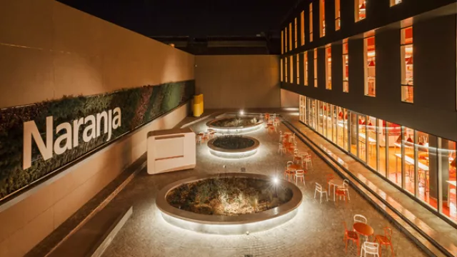 El patio central funciona a manera de galería de conexión integrando los distintos edificios de la manzana.