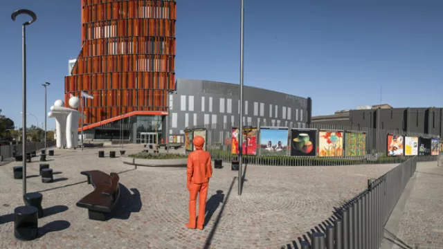 En la explanada al ingreso principal, se encuentra la Plaza Naranja de 1.200 m2.