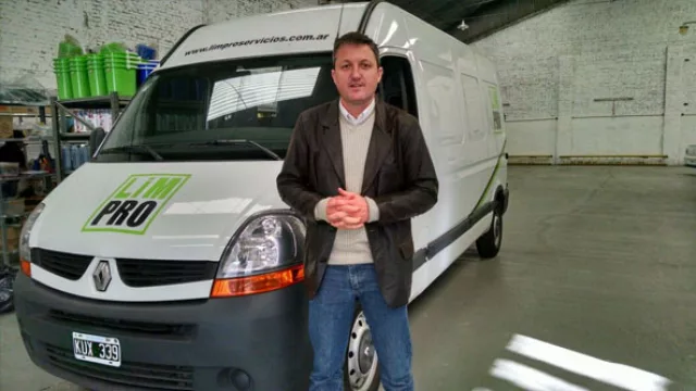 Saludan a Javier, el emprendedor que empezó limpiando baños