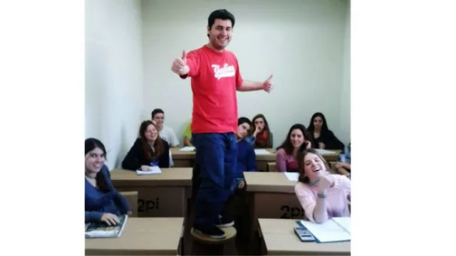 Los bancos de carton de 2Pi soportan bastante peso.