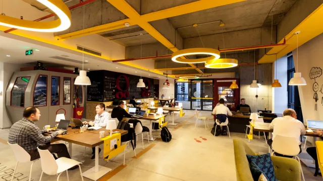 Grupos de creativos se reúnen a imaginar sus futuros proyectos, a reunirse con clientes y hasta a realizar alianzas con otros “free workers”