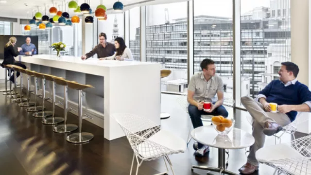 Espacios como “el living de casa” invitan a trabajar distendidamente olvidándonos de lo esclavizante que puede resultar la oficina.