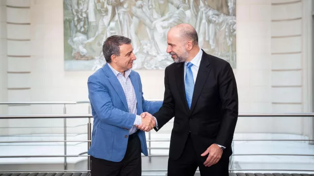 Aerolíneas Argentinas y Uber profundizan su alianza (buscan integrar vuelos, traslados y beneficios en una experiencia de viaje “puerta a puerta”)