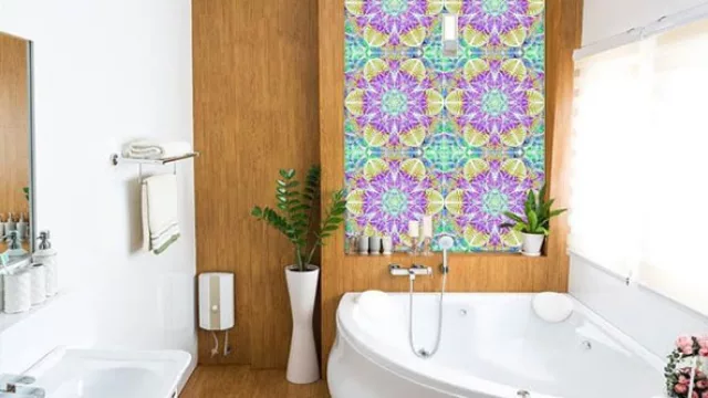 El revestimiento juega una suerte de obra de arte.