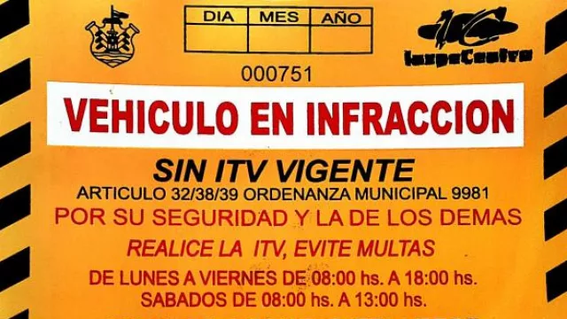 La oblea que pegan en los coches sin ITV. Arrancaron esta semana y colocan a razón de 50 diarios.