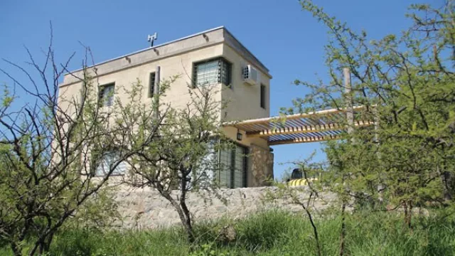 El "sombrero" está conformado por una cubierta a dos aguas que parde de una pendiente negativa. 