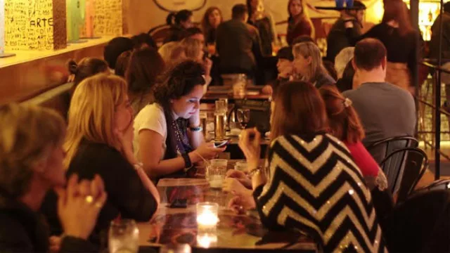 Con intervenciones de Milo Lockett por todos lados. La propuesta incluye gastronomía y cocktelería diferente a lo habitual.