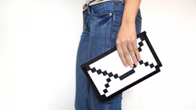 Un sobre -como el de correo- pero en tu mano.