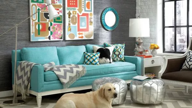 Tonos contrastantes, bordados, combinación de estampas,muchos almohadones nos dicen abajo el minimalismo y arriba el maximalismo.