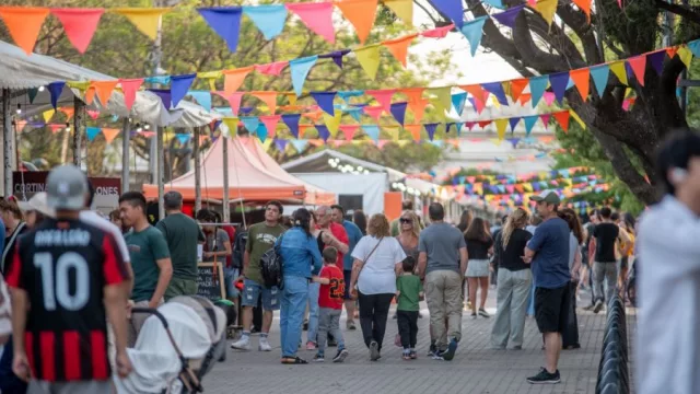 Llega el cuarto Mercadillo al centro de Jesús María (los comercios sacan sus ofertas a la calle)