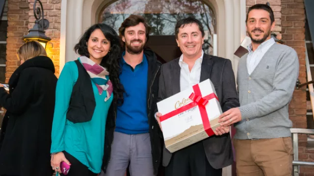 Nos felicita por nuestro cumple y por compartir conocimiento