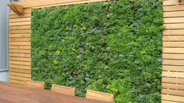 La vegetación surge de los muros no del suelo (como era antiguamente) en forma de jardines verticales que visualmente parecen cuadros exteriores”