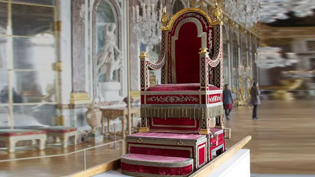 La silla gestatoria del Papa Pio VII, exhibida en el Palacio de Versalles.