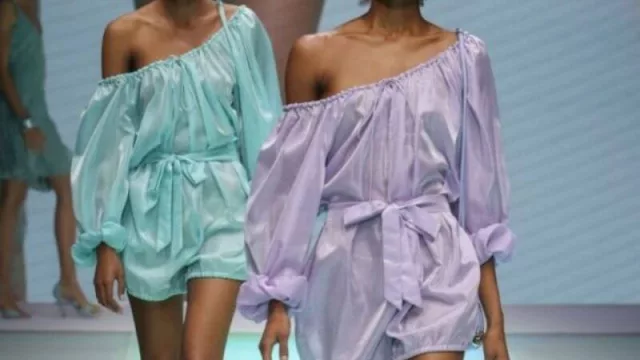 Emporio Armani presenta una silueta elegante, femenina y con mucho color