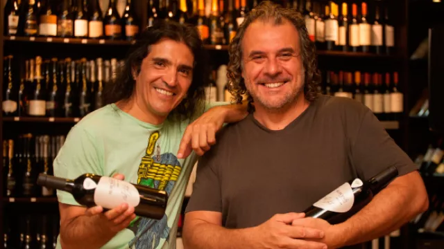 Felipe Staiti y Marcelo Pelleriti con el Staiti Wines, el vino creado por el guitarrista de los enanitos verdes.